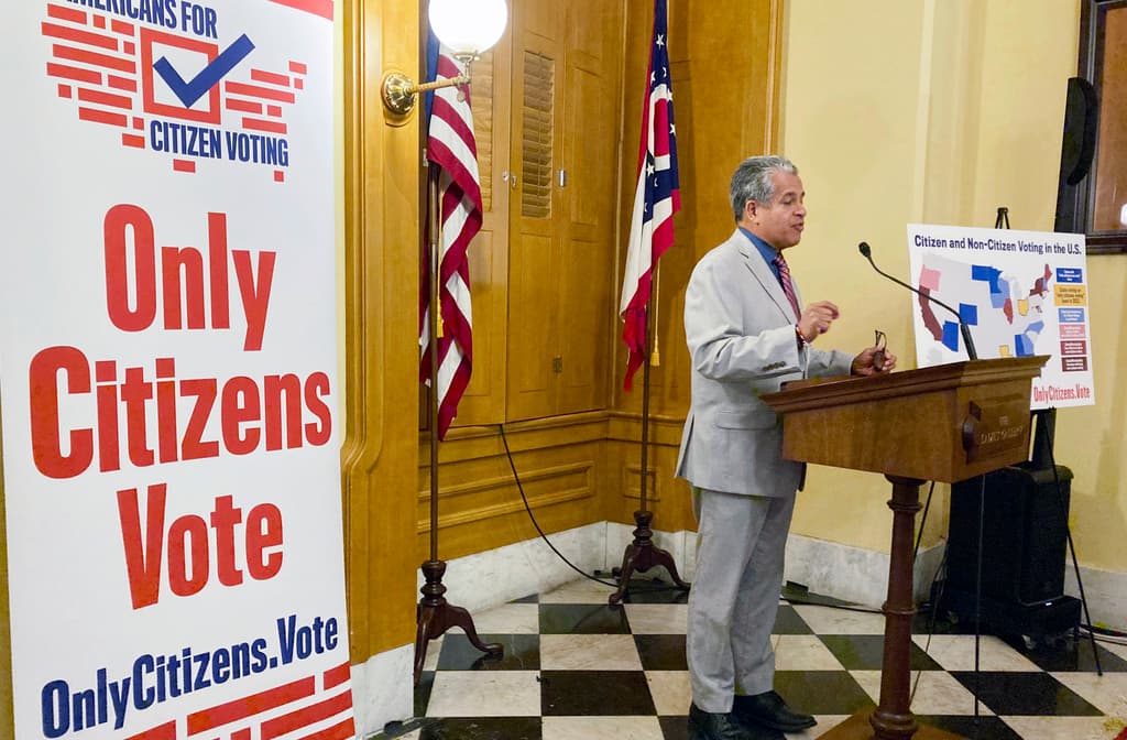 Los extranjeros rara vez votan ilegalmente en elecciones, pero los republicanos insisten en que no es así