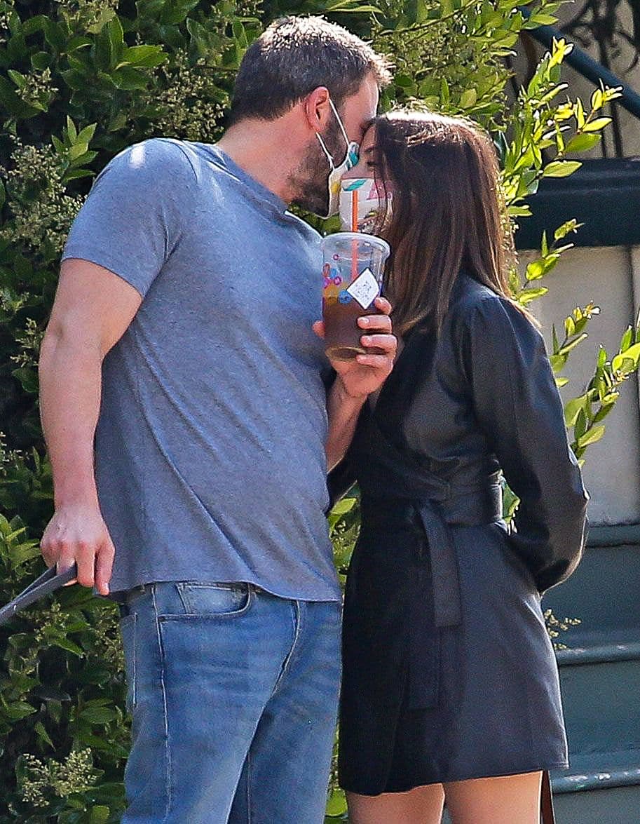 Durante estos meses, De Armas y Affleck han sido fotografiados paseando junto a la mascota de la actriz de 32 años, así como jugando con los hijos del actor que cumplió 48 años el pasado 15 de agosto.