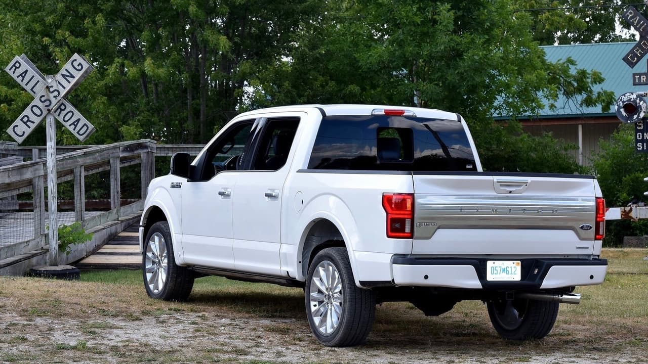 <h3 class="cms-h3-H3">¿Qué hay de nuevo?</h3>
<br>La actualización de 2018 trajó una apariencia notoriamente mejorada, especialmente en la parte frontal, así como dos motores nuevos: un V6 de 3.3 litros de aspiración natural (como le decimos ahora a los motores sin turboalimentadores, ni compresores) y un V6 turbolalimentado diésel de 3.0 litros. Por ahí viene una versión híbrida, pero esa probablemente formará parte de la próxima generación de esta popular camioneta.
<br>
<b>¿Vale la pena?</b>
<br>El éxito de la Serie-F de Ford encabezada por la F-150 es un fenómeno digno de estudio. Esta camioneta eshoy el vehículo de motor con más ventas en Estados Unidos, por lo que se puede decir que el público responde esta pregunta todos los años con un sonoro, ¡si!.