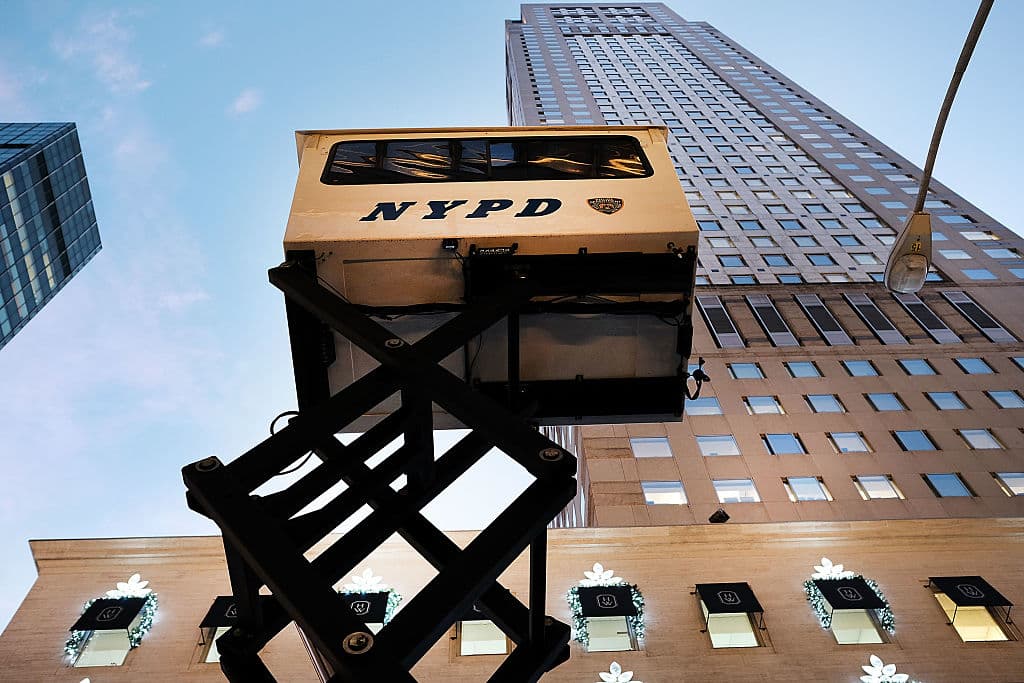 A inicios de mayo, el Congreso reveló un plan de presupuesto que le asignaría una restitución de 68 millones de dólares a la ciudad de Nueva York y otros gobiernos locales por los gastos de la protección a la Torre Tump.