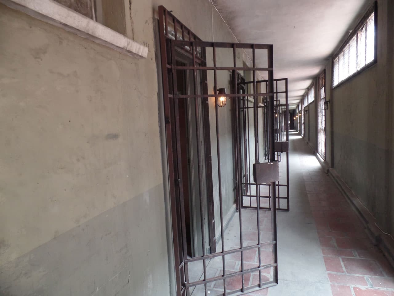 El pasillo de las celdas parece que no tiene final, aquí estuvo recluído durante mucho tiempo.