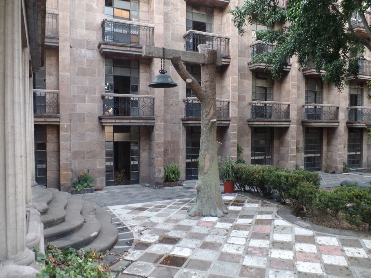 La leyenda cuenta que el dueño se suicidó en esta campana y se aparece en varios lugares de la propiedad.