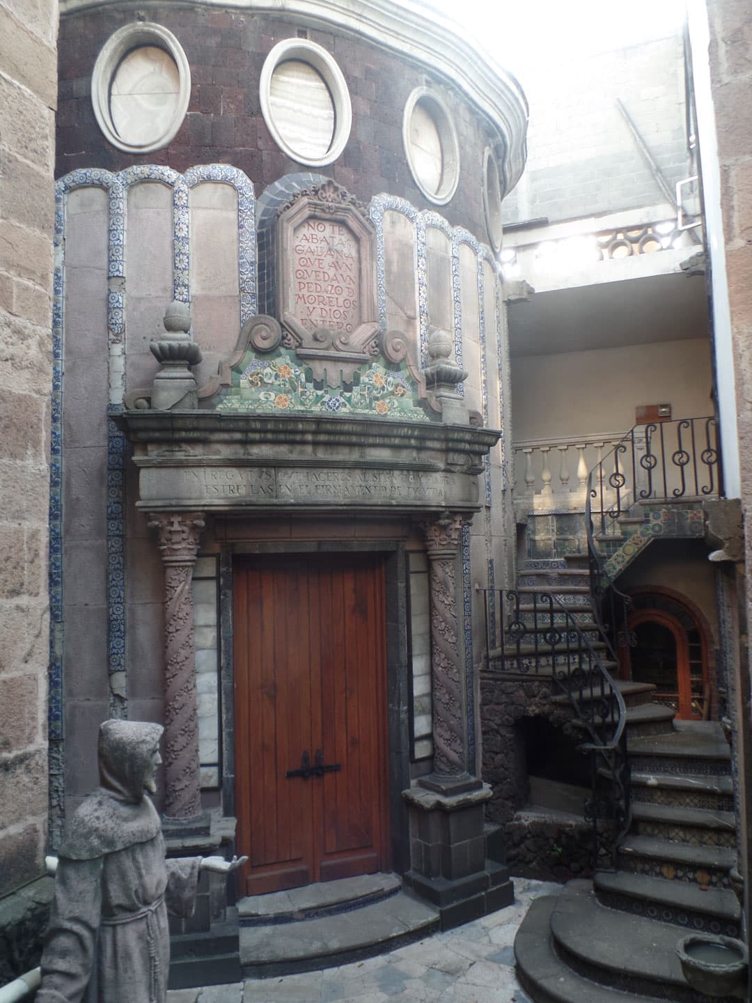 Tiene una hermosa arquitectura que, a pesar del abandono, se puede apreciar a simple vista.