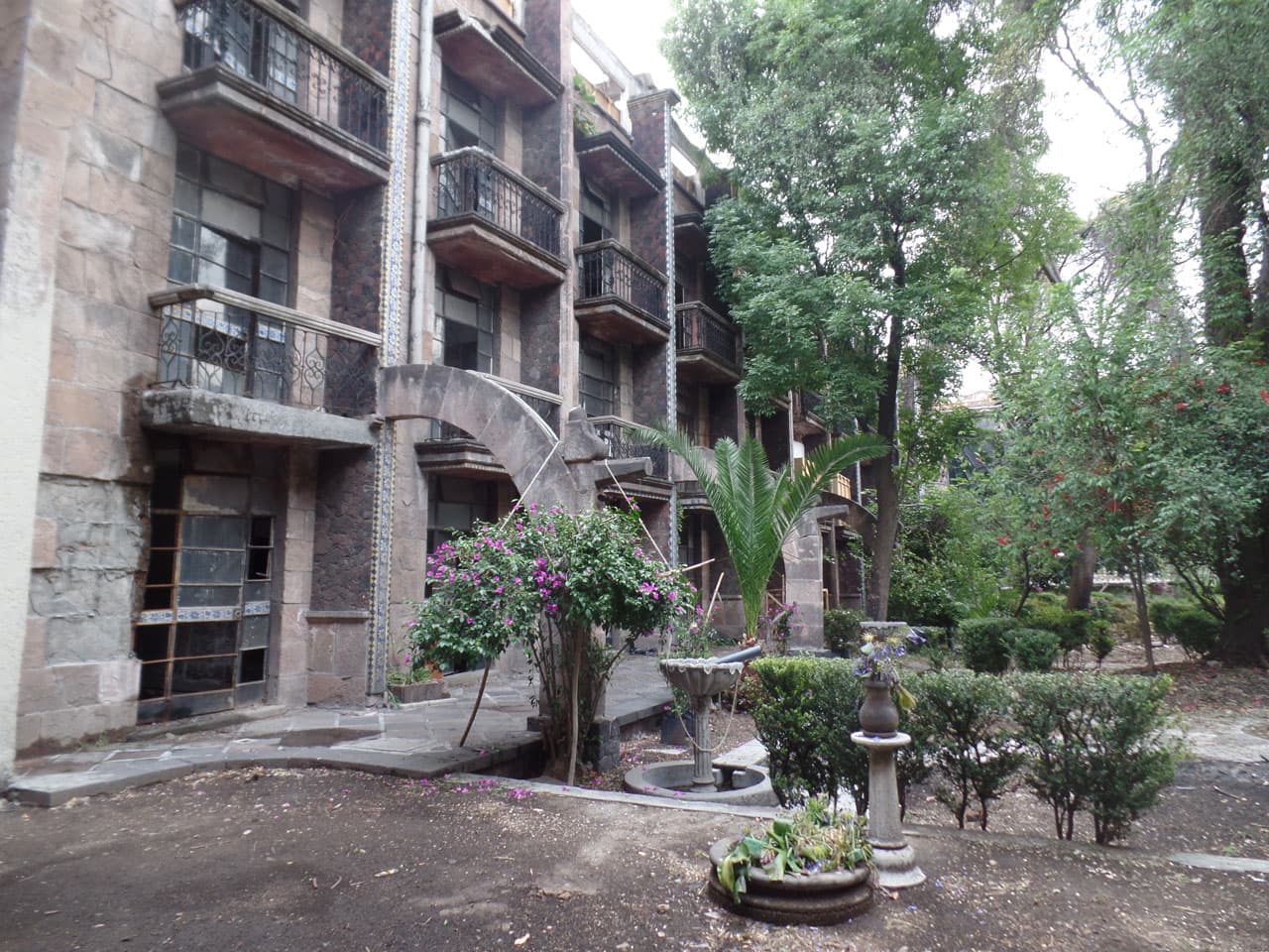 Es una enorme propiedad que está conformada por varios edificios llenos de cientos de habitaciones.