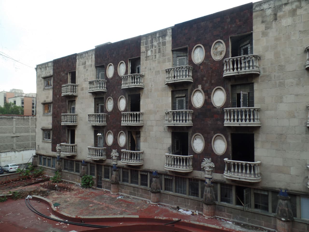 ¿Será verdad que este lugar está lleno de fantasmas? Lo que sí es cierto es que la casa de Yago luce espectacular en pantalla.