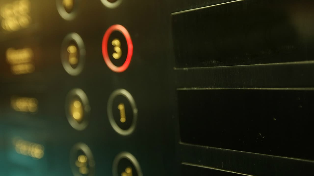 Incluso, aseguran que las puertas se abrían en algunos pisos en los que no fueron apretados los botones del mecanismo. La sensación de terror aumentaba cuando llegaban a pisos donde no había nadie.