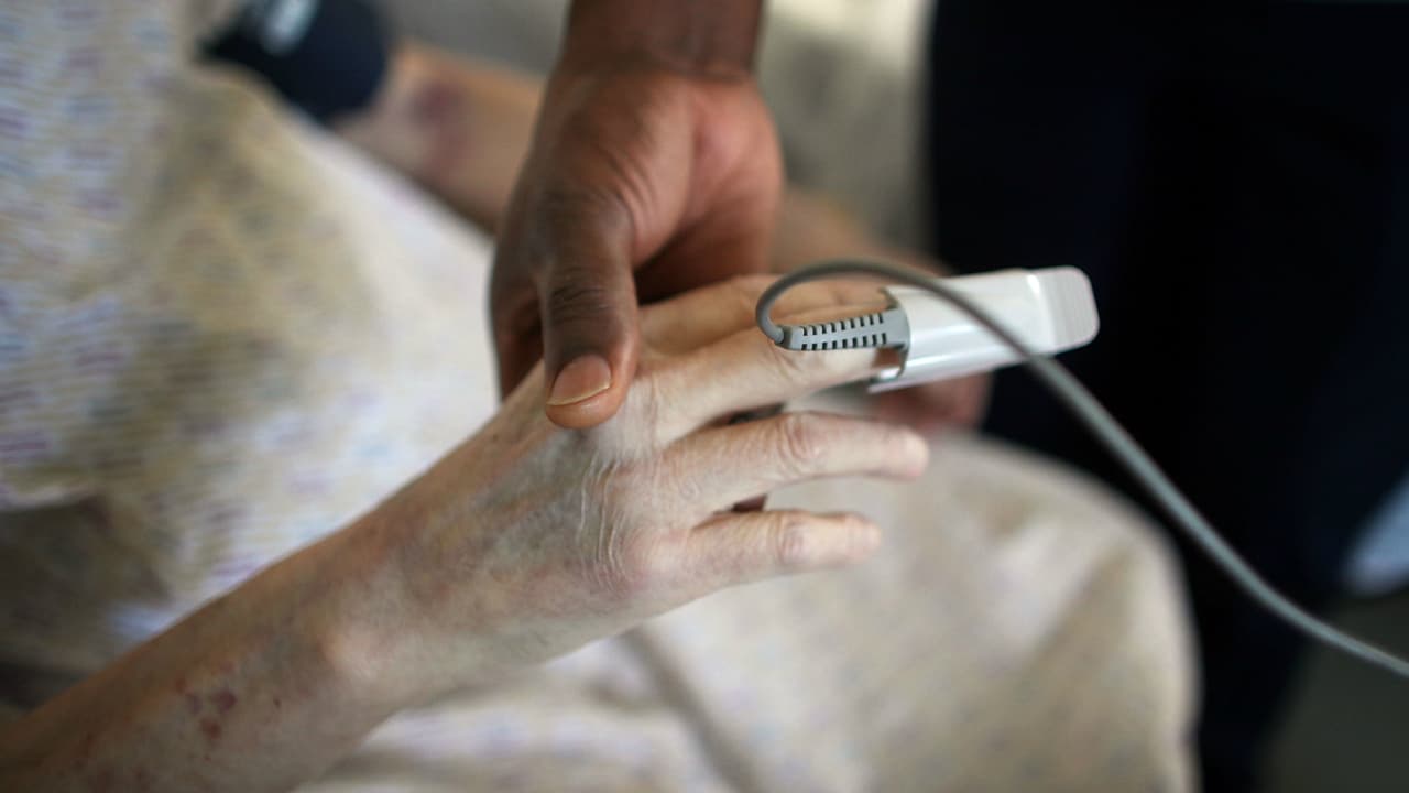 Se dice que en algunos hospitales de Estados Unidos utilizan pulseras negras para marcar la hora en la que murió una persona y cuál fue el motivo de su muerte.