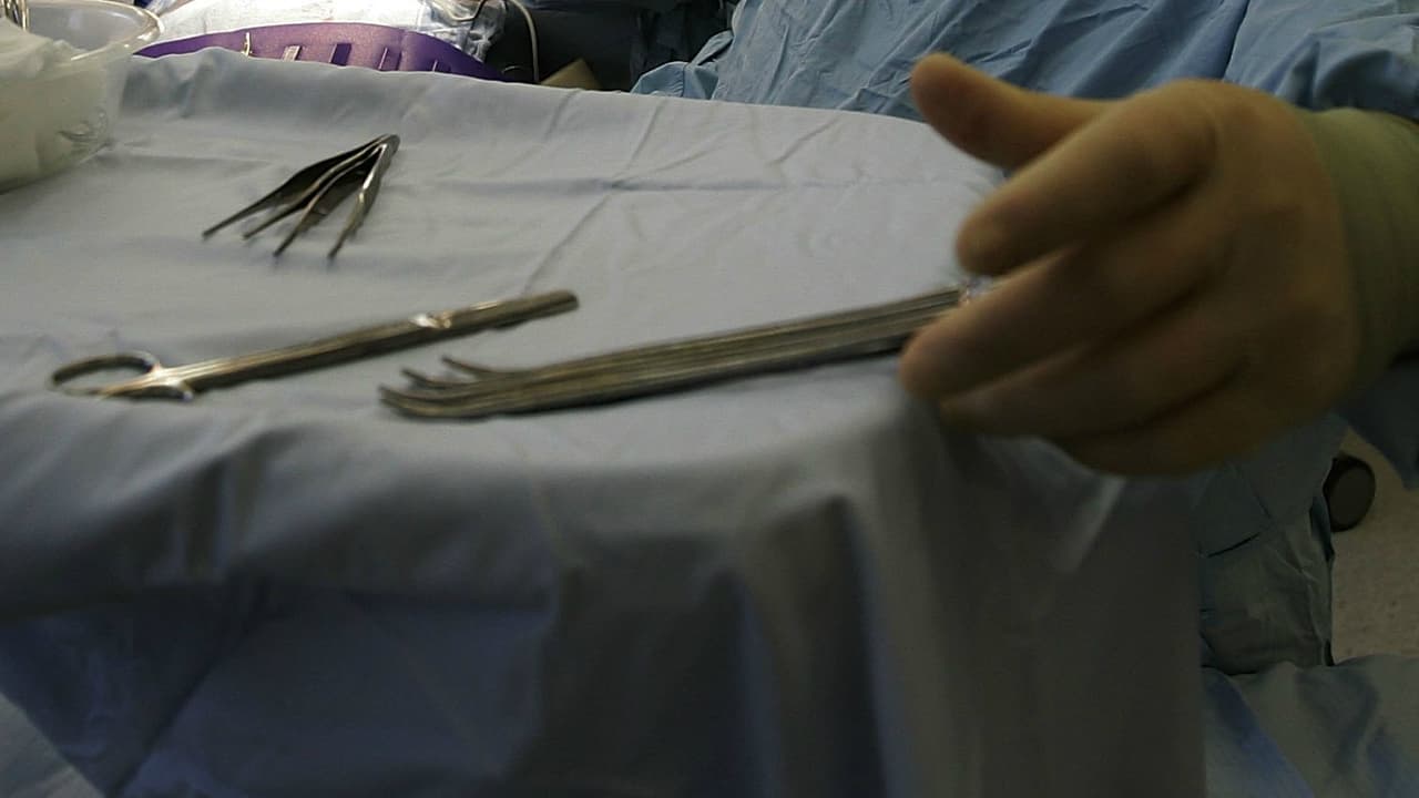 Estas personas son engañadas con supuestas entrevistas de trabajo o son paralizados con bebidas adulteradas en alguna fiesta; al despertar descubren que fueron sometidos a una operación sin precauciones adecuadas y dejados a su suerte.