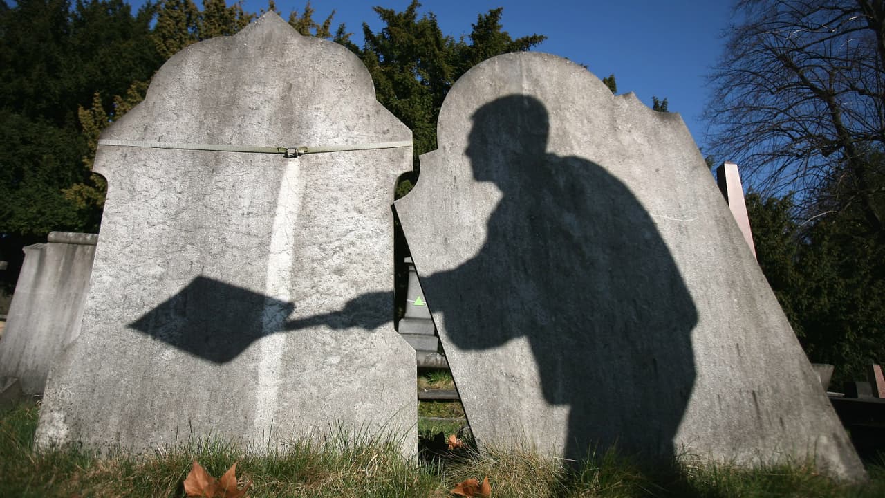 Pensar que alguien por error fue dado por muerto y enterrado varios metros bajo tierra causa mucho temor, pero el terror comienza cuando ese alguien despierta y no tiene forma de escapar de su sepulcro.