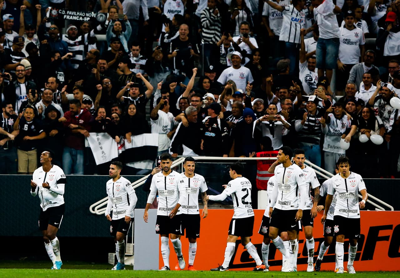 Multan a jugador de Corinthians por usar botínes 'del Palmeiras'