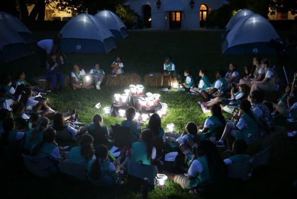 Estaba formada por varias lámparas. Un círculo se formó alrededor.