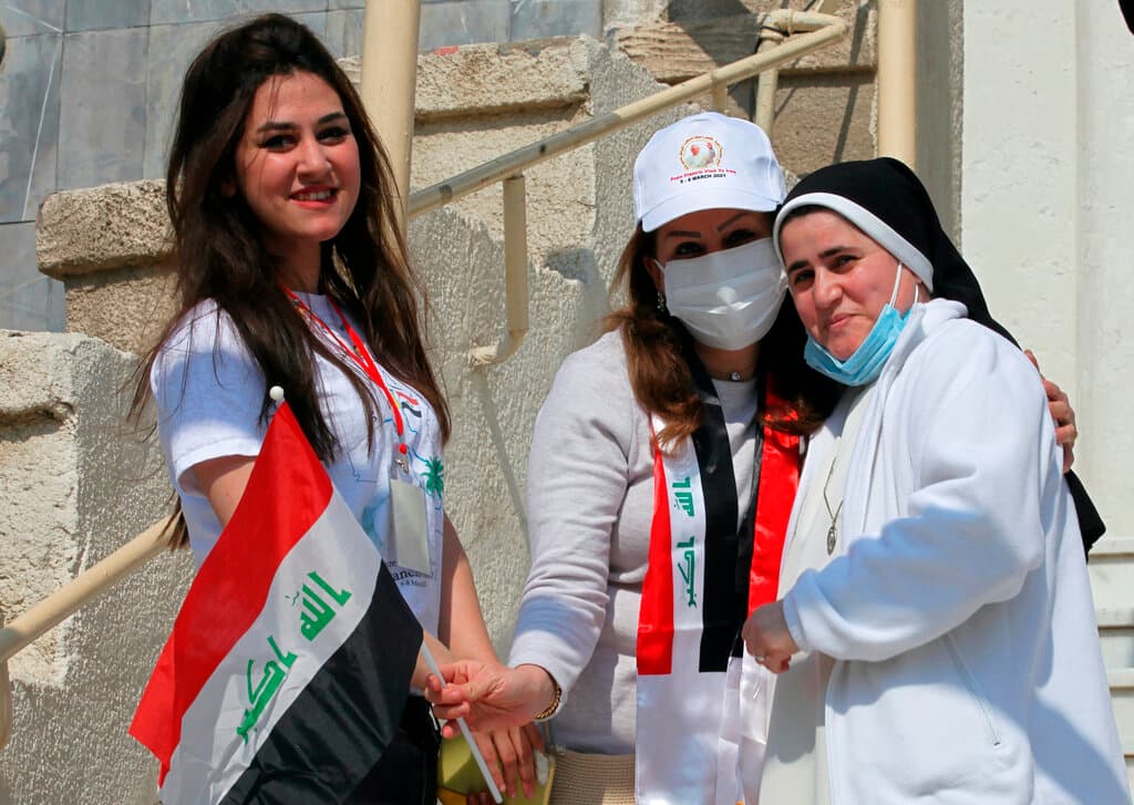 Los cristianos se reúnen en la Iglesia de la Virgen María antes de ir al aeropuerto para recibir al Papa en Bagdad, Irak. Francisco tiene el propósito de instar al menguante número de cristianos del país a que se queden y ayuden a reconstruir el país tras años de guerra y persecución, dejando de lado la pandemia de coronavirus y las preocupaciones por la seguridad para realizar su primera visita papal