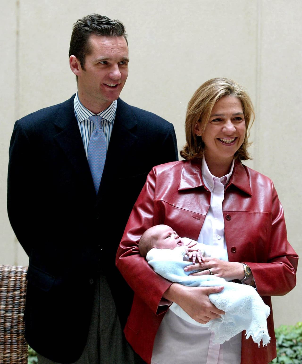 <b>3 mayo 2002</b>
<br>Con un protocolo menos estricto, la infanta Cristina de España salió del hospital tres días después de dar a luz a su tercer hijo Miguel acompañada de su esposo Iñaki Urdangarin.