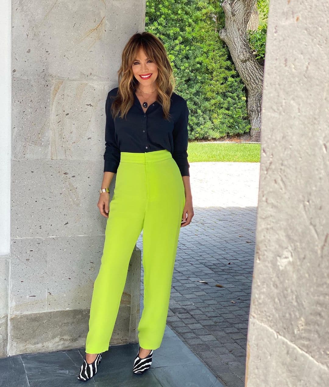 En esta imagen nos da una opción para combinar de forma divertida el animal print. Vemos que el tono neón combina a la perfección con el negro. Sigue a Karla en las plataformas digitales para que conozcas más de su inigualable estilo.