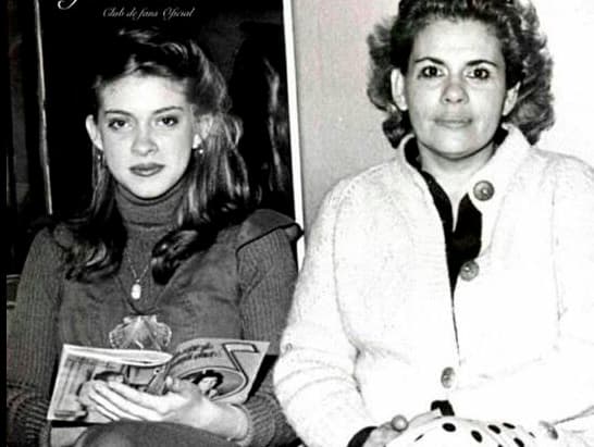 La cantante mexicana Yuri, sin duda, tuvo a su lado a la mejor representante y consejera para construir la que hoy es una de las carreras más reconocidas del pop en español: su madre, la señora Dulce Canseco.