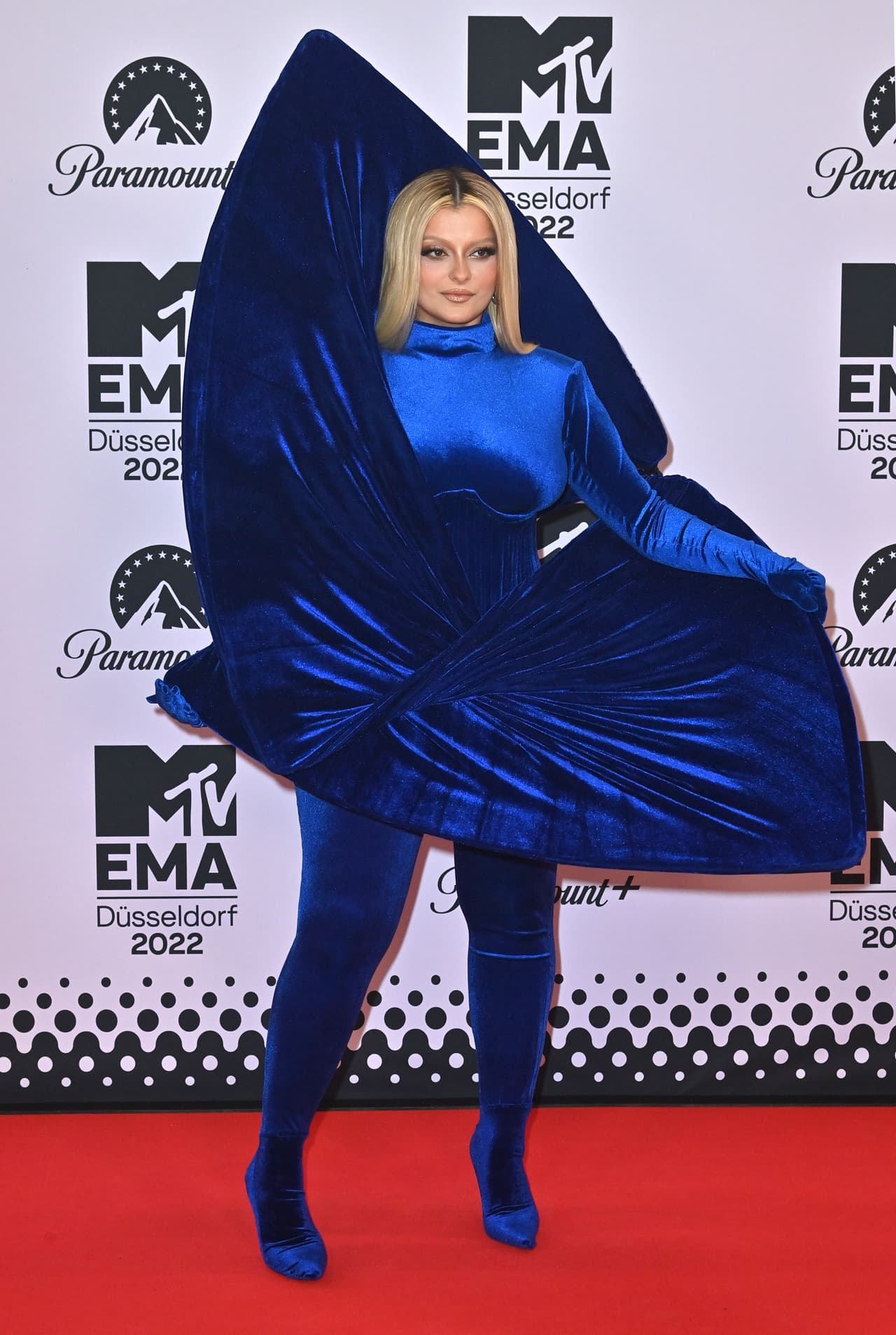 La cantante Bebe irradió confianza con un atuendo de paneles que sobresalían por encima de su figura y terminaban a la altura de las rodillas.