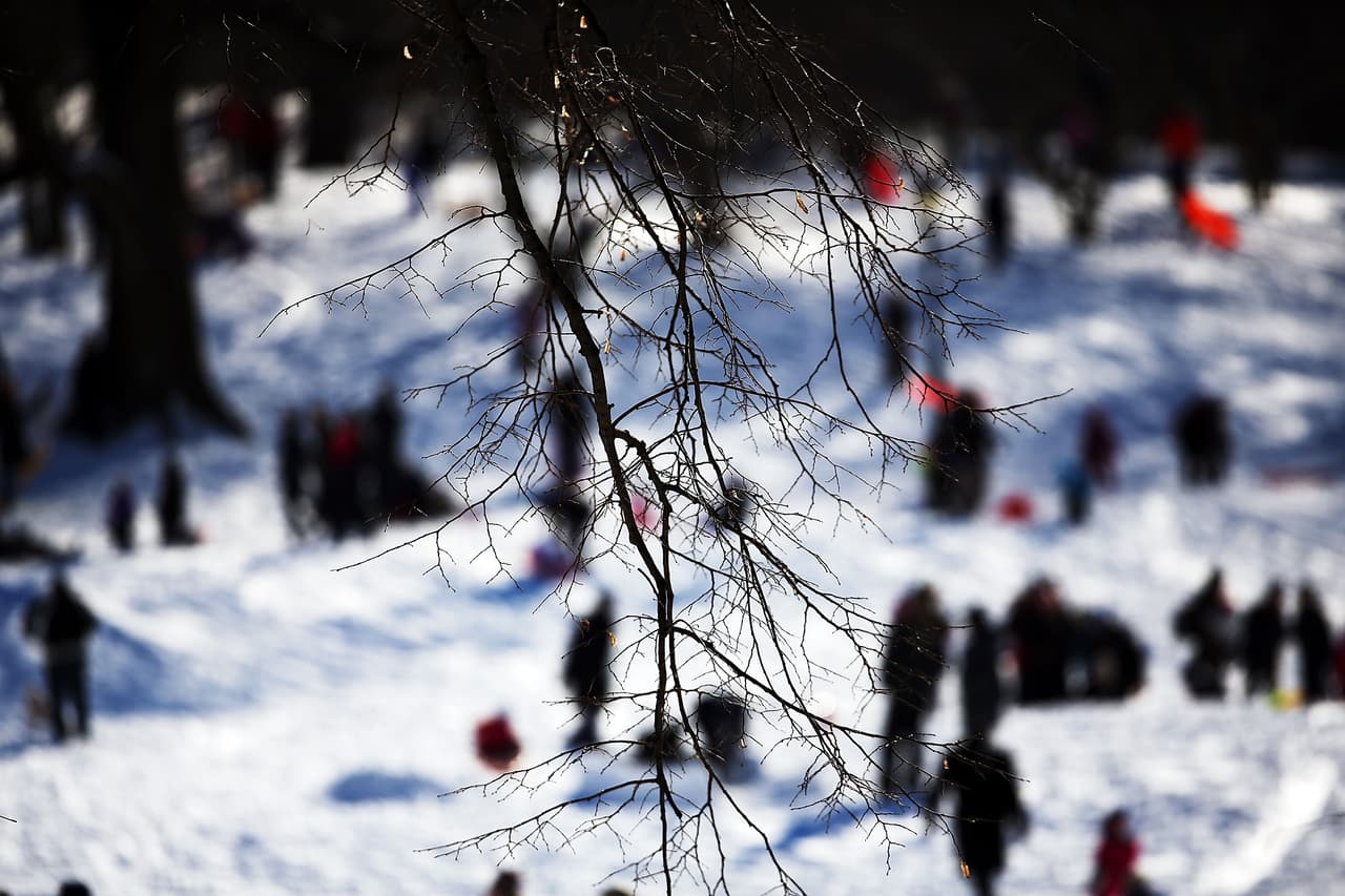 Los neoyorquinos disfrutan la nieve durante la ventisca que afectó a la ciudad a fines de enero.