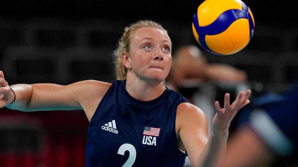Jordyn Poulter de Estados Unidos durante el partido de cuartos de final de voleibol femenino entre República Dominicana y Estados Unidos en los Juegos Olímpicos de Verano de 2020.