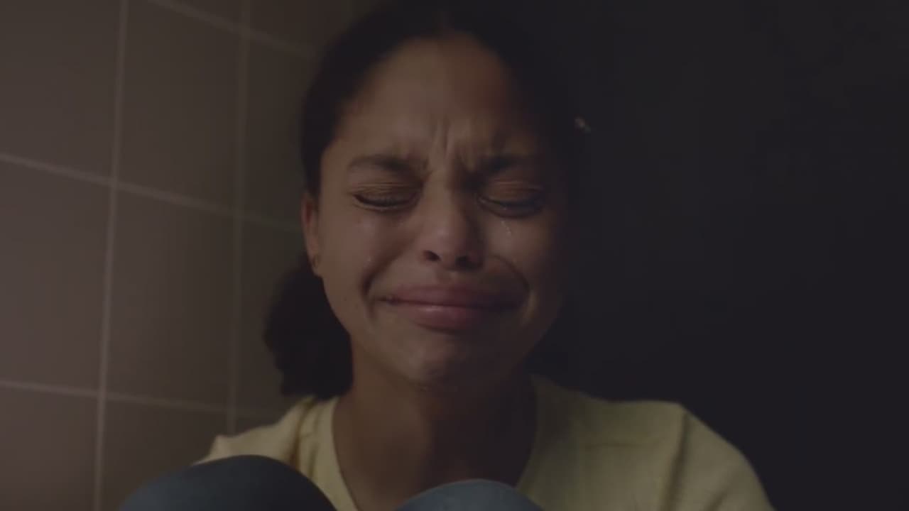 Un oscuro anuncio busca crear conciencia sobre tiroteos en escuelas de Estados Unidos