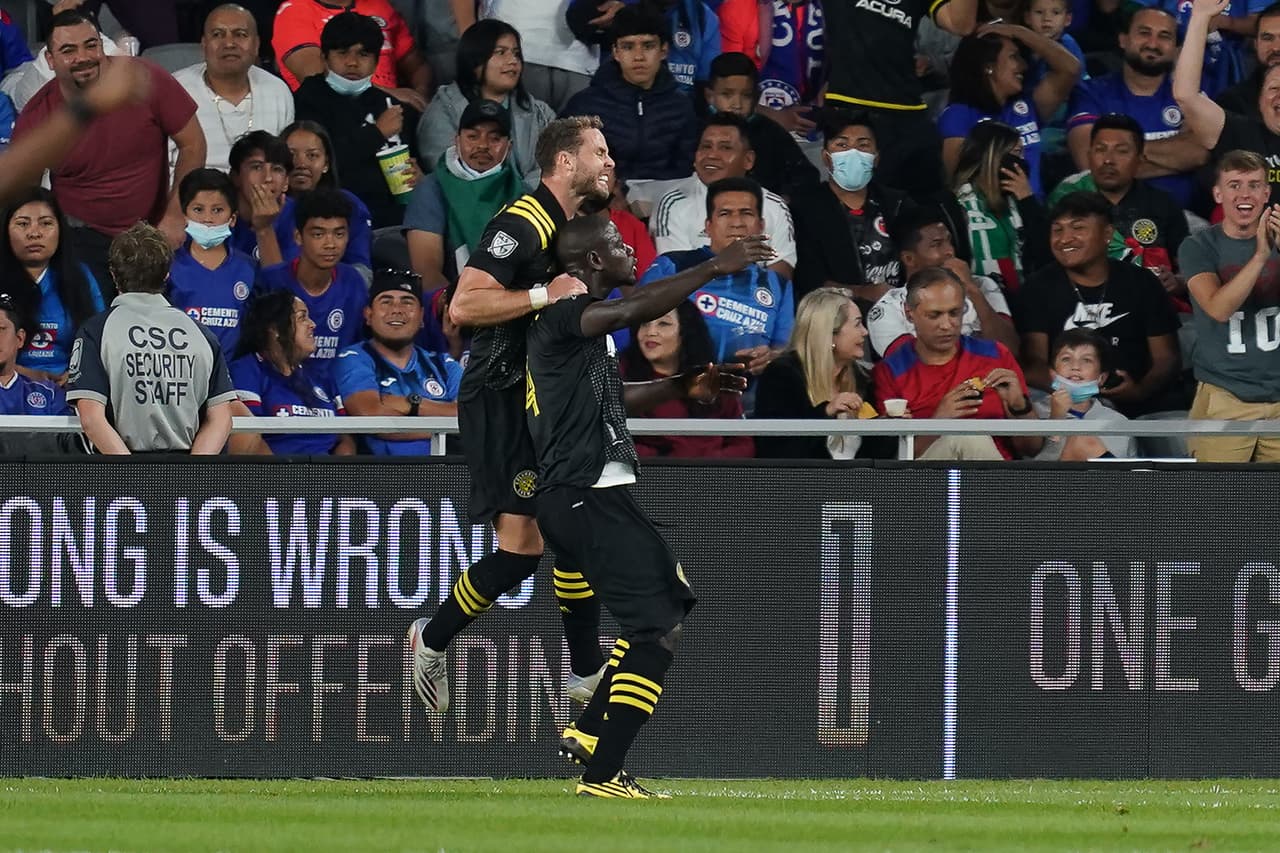 Los estadounidenses le ganan una nueva batalla a los mexicanos y con un marcador de 2-0 a favor Columbus Crew vence a Cruz Azul y se coronan dentro de la Campeones Cup.
