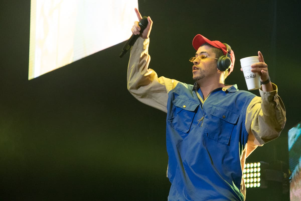 Bad Bunny es todo un espectáculo, su música, vestimenta, y ocurrencias sobre la tarima los distinguen dentro del género. 
<br>