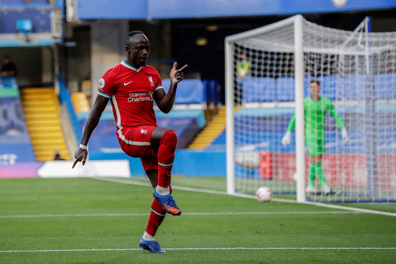 Kepa evita el tercero de Mané.