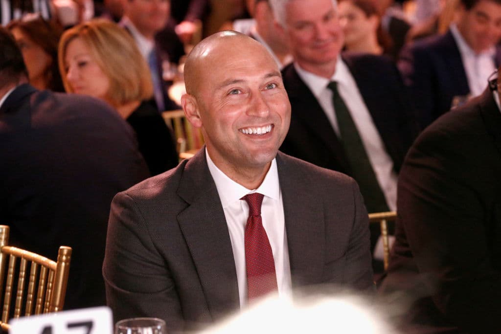 La cantante contó a Oprah que en el libro 
<b><a href="https://www.univision.com/famosos/asi-ocultaba-mariah-carey-sus-compras-y-pagos-de-cirugias-porque-no-le-gusta-que-la-gente-conozca-sus-gastos-fotos">despeja muchas de las dudas</a></b> de sus seguidores respecto a su relación con 
<b>Derek Jeter.</b>
<br>