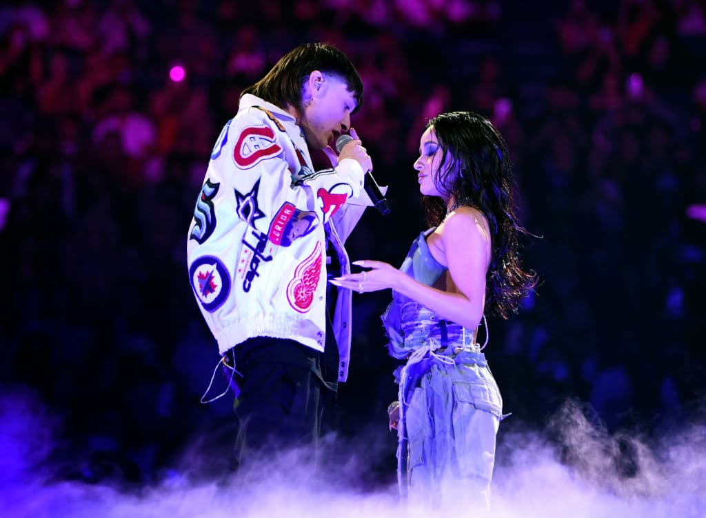 Peso Pluma y Becky G causaron sensación en los Latin AMAs 2023.
