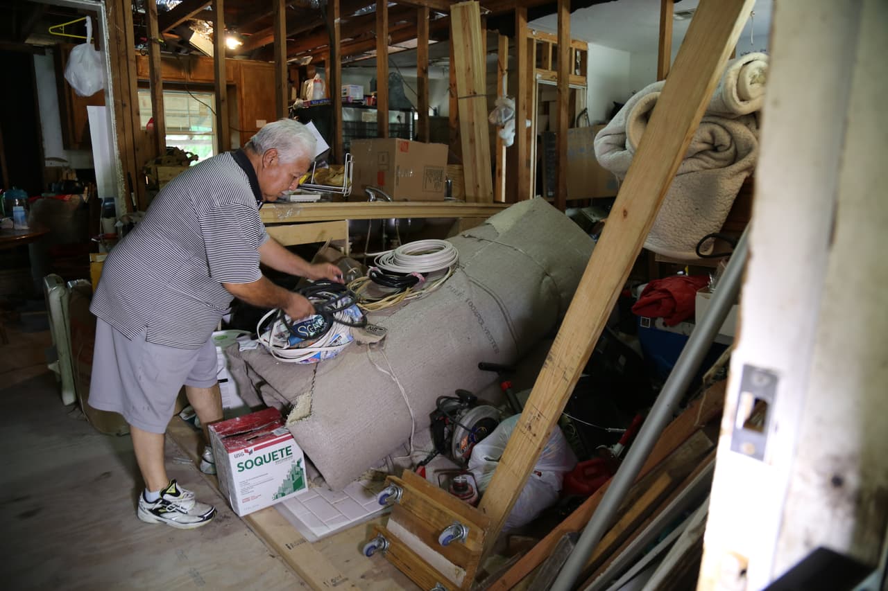 Con paciencia y a su propio ritmo, sigue realizando trabajos de reparación.