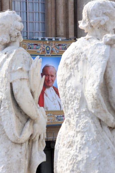 "En San Pedro contaremos con la presencia de dos papas vivos y dos papas santos", comentó uno de los responsables de la logística vaticana.