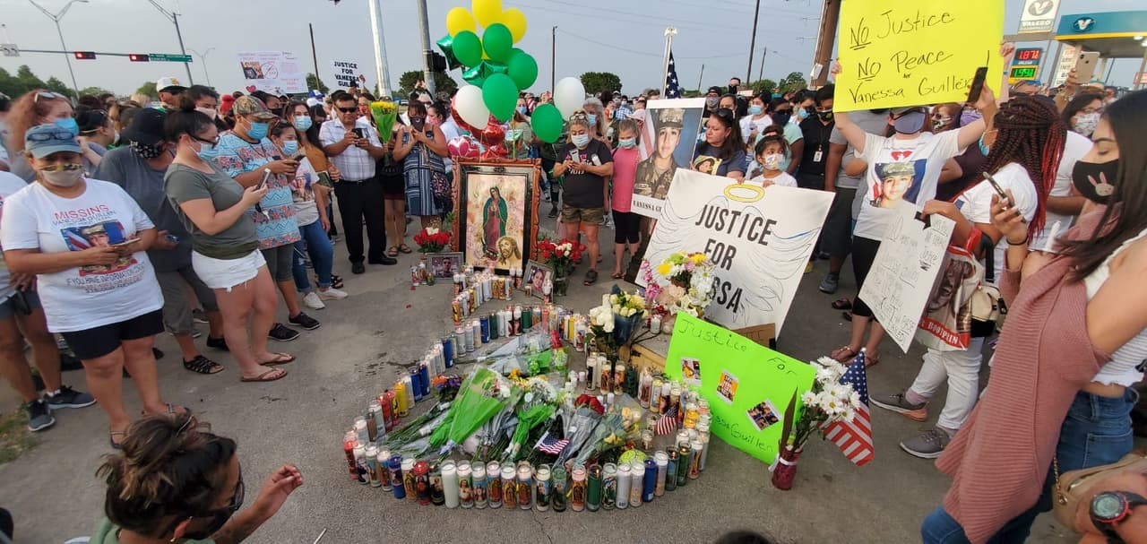 Otras personas alzaron su voz para que el Ejército responda por denuncias 
<a href="https://www.univision.com/local/san-antonio-kwex/iamvanessaguillen-el-movimiento-en-redes-que-destapa-la-agresion-sexual-en-el-ejercito">hechas en las redes sociales sobre acoso sexual dentro de la milicia. </a>