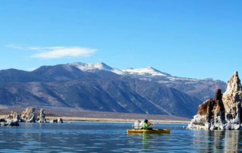 <b>Lago Mono</b> se ubica justo en la entrada este del Parque Nacional Yosemite, y la particularidad de esta gran laguna son estas formaciones geológicas que salen desde el agua. Una de las mejores vistas de esta interesante geohistoria se encuentra en el área de South Tufa.