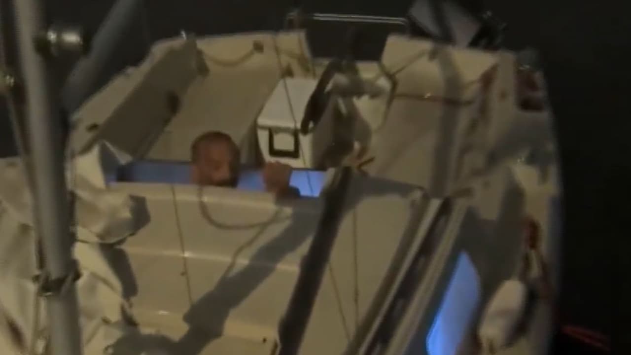 Imagenes muestran al "Teniente Dan" a salvo dentro de su embarcación.