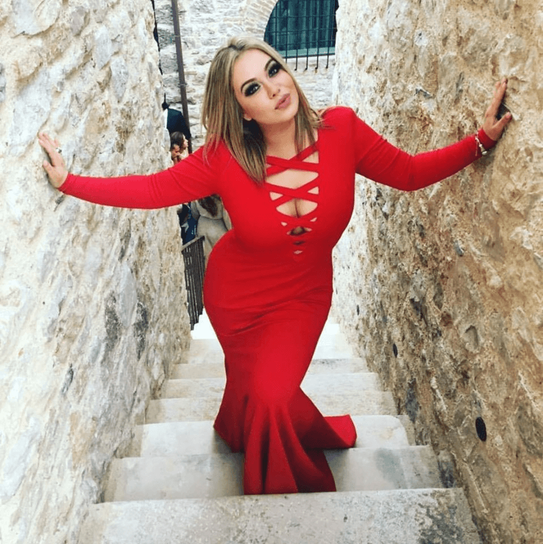 Su hija,
<b><a href="https://www.univision.com/temas/chiquis-rivera">Chiquis</a></b>, tampoco podía faltar y así la vimos luciendo este hermoso vestido en Europa.