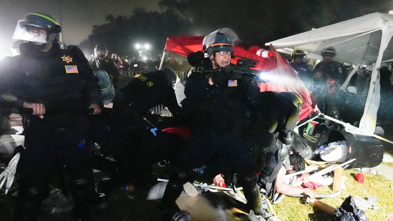 Desalojan campamento pro palestino en Universidad de California y arrestan a manifestantes