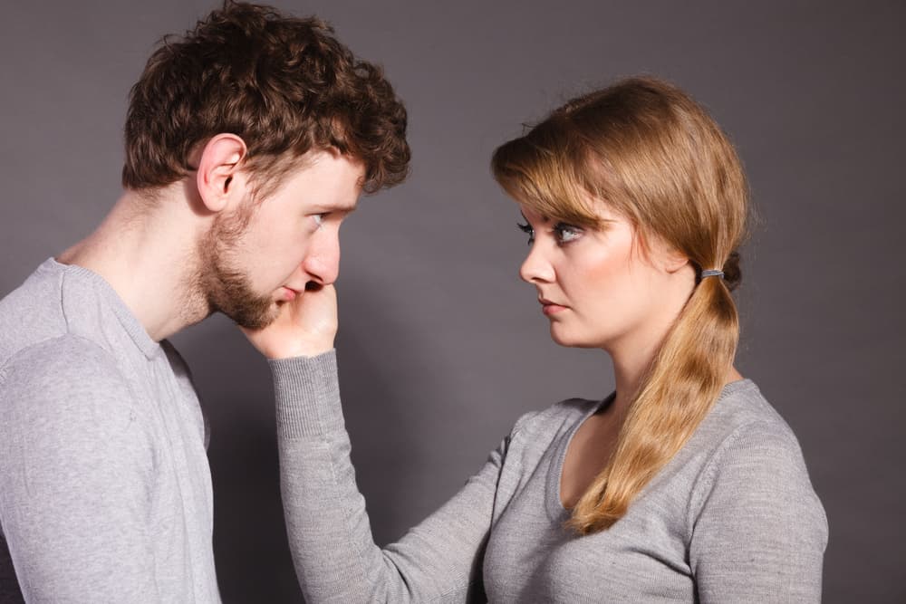 Es reconocer y respetar sus limitaciones sin idealizarlo. Es compartir y disfrutar de los acuerdos y aceptar los desacuerdos, y si llegase un día en el que evidentemente los caminos divergieran sin remedio, amar es ser capaz de despedirte en paz y en armonía, de tal manera que ambos se recuerden con gratitud por los tesoros y las enseñanzas compartidas.