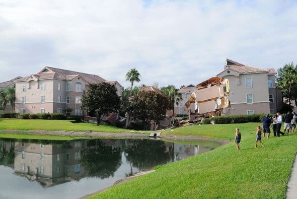 El socavón obligó al desalojo de todos los clientes, aunque no hubo víctimas.