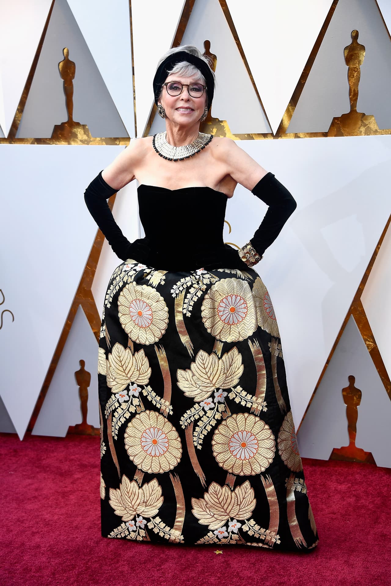 56 años después y tras algunas modificaciones, la actriz puertorriqueña de 86 años acudió a la misma gala y con el mismo vestido con el que ganó el Oscar. Esta ocasión, Rita presentó el premio a Mejor película extranjera.