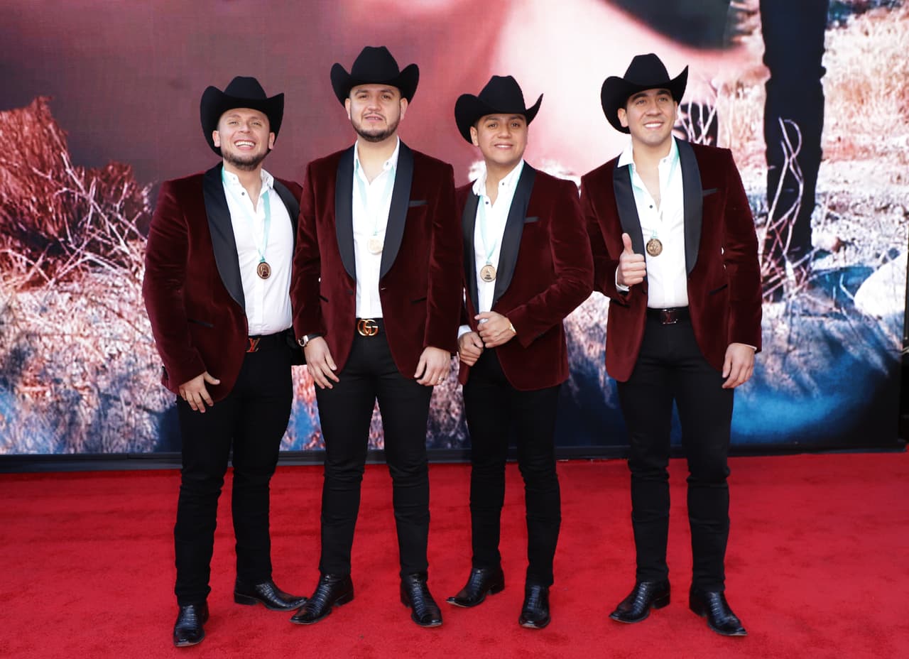 Los integrantes del grupo Calibre 50 y sus sacos de terciopelo en color vino hicieron que lucieran muy elegantes y sin perder su estilo.