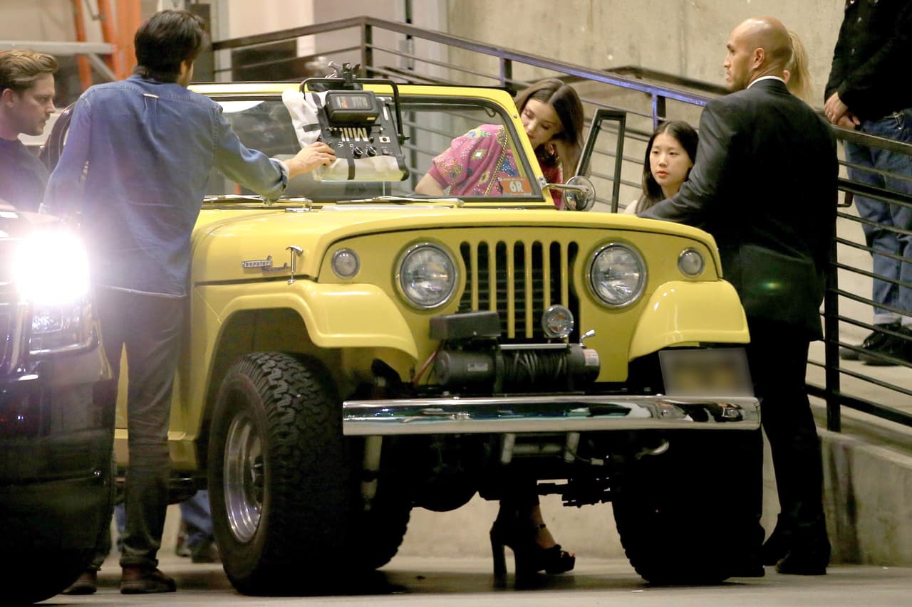 Se trata de una versión convertible del 
<b>Jeepster Commando</b>, un clásico entre clásicos. En las imágenes podemos ver que el auto de Miranda Kerr fue modernizado con butacas contemporaneas con reposacabezas y cinturones de seguridad de tres puntos, lo cual habla bien de la inteligencia de esta modelo. Hay pocas consideraciones tan importantes como la seguridad. 
<br>
<br>Una unidad en buen estado del Jeepster Commando puede costar entre 15,000 y 20,000 dólares. Aunque no es el auto más costoso de este reportaje si es uno de los más únicos.