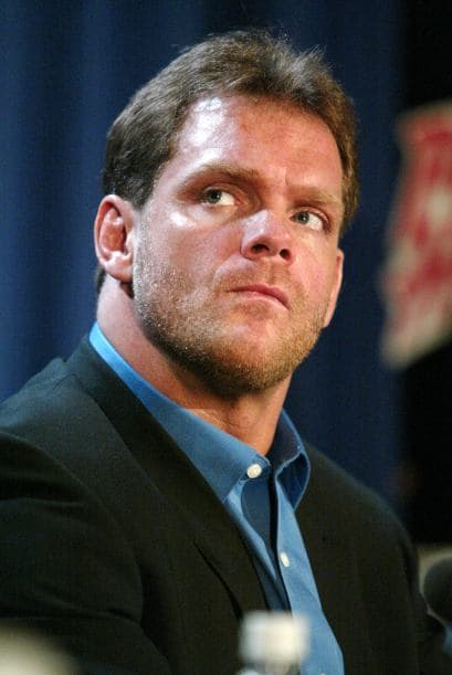 Chris Benoit fue una estrella de la Lucha Libre hasta que en el 2007 asesinó a su esposa Nancy y a su hijo de 7 años Daniel. No llegó a ser arrestado porque dos días después se suicidó y fue encontrado junto a los cuerpos de sus víctimas.