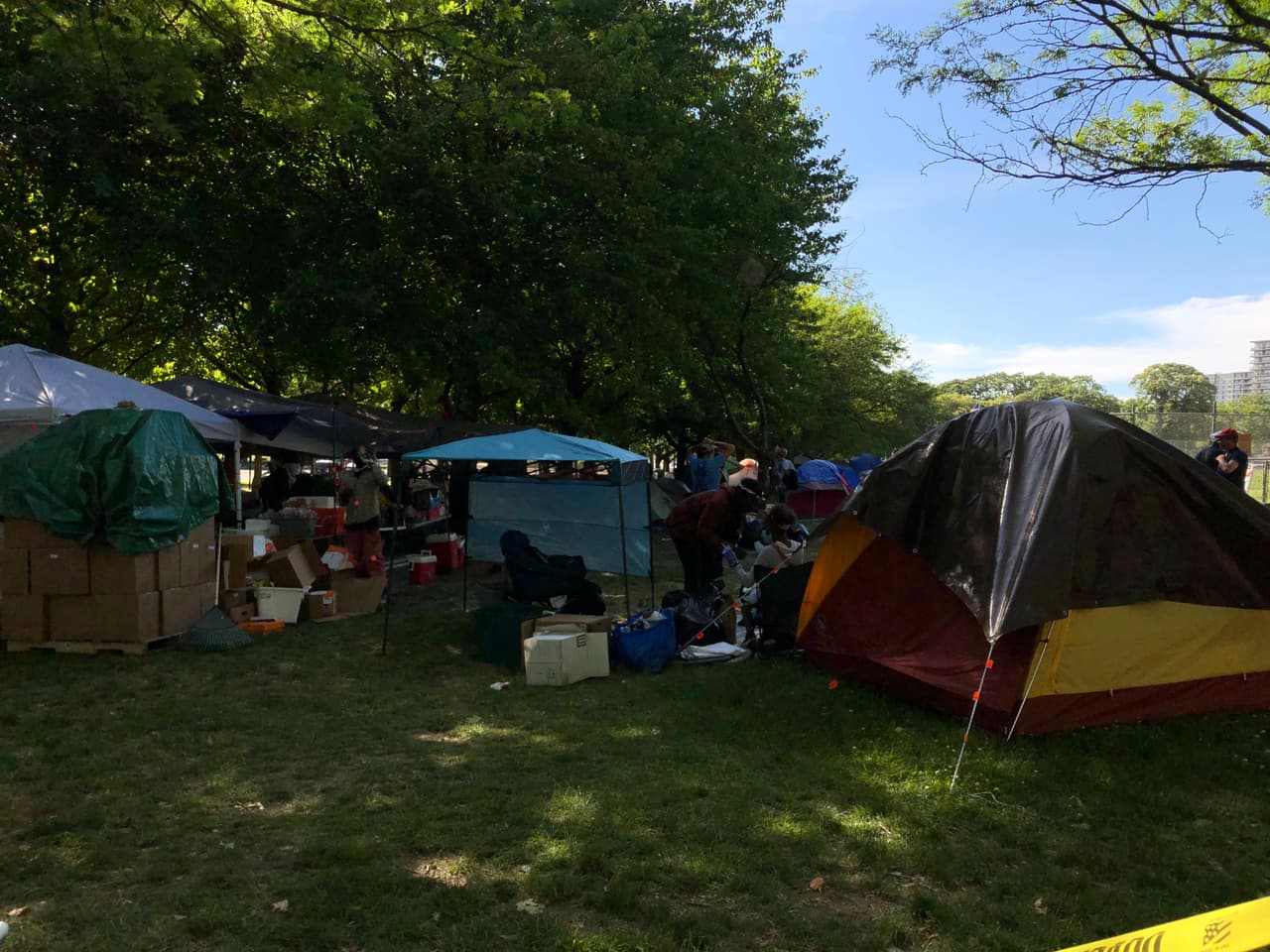 "Cualquiera que esté allí ahora y quiera salir, lo estamos esperando con los brazos abiertos para transportarlo a un lugar seguro", dijo Kenney.
