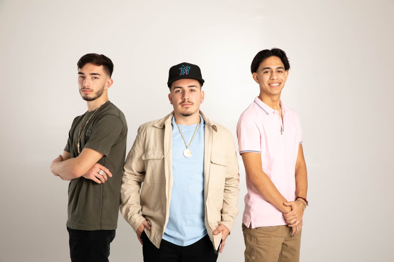 La agrupación
<b>Eslabón Armado</b> integrada por tres jóvenes californianos, está nominada a Canción Sierreña del Año - Regional Mexicano por el tema 'Con Tus Besos'.