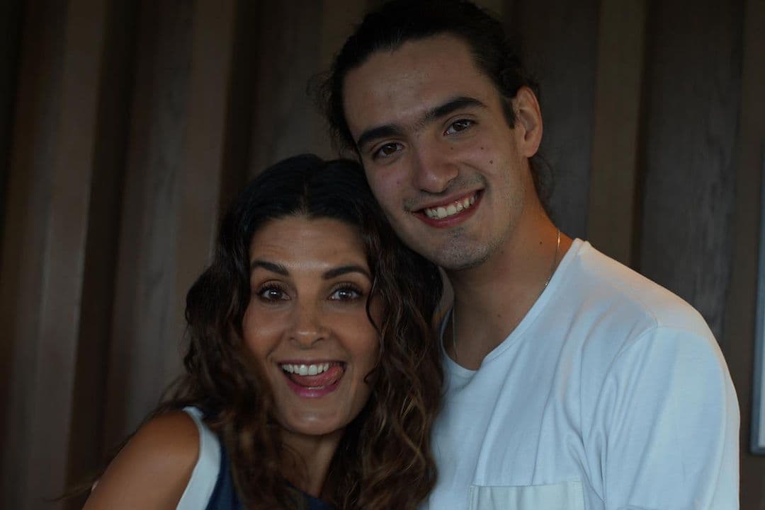 En la vida real, Villanueva tiene un hijo de 18 años y los medios de comunicación también la cuestionaron si estaría de acuerdo en tener una 
<b><a href="https://www.univision.com/galavision/sebastian-poza-hijo-de-mayrin-villanueva-celebra-el-cumpleanos-de-su-novia-con-romantico-video">nuera que fuera mucho mayor que Sebastián</a></b>. 
<br>