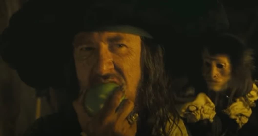 <b>‘Piratas del Caribe’</b>
<br>En los filmes de esta saga se puede apreciar el gusto que el Capitán Barbossa tiene por las manzanas, incluidas las de color verde. Esto es un error, si tomamos en consideración que las películas se sitúan alrededor de 1707, mientras que la primera vez que se supo de la existencia de este tipo de fruta fue en 1868.