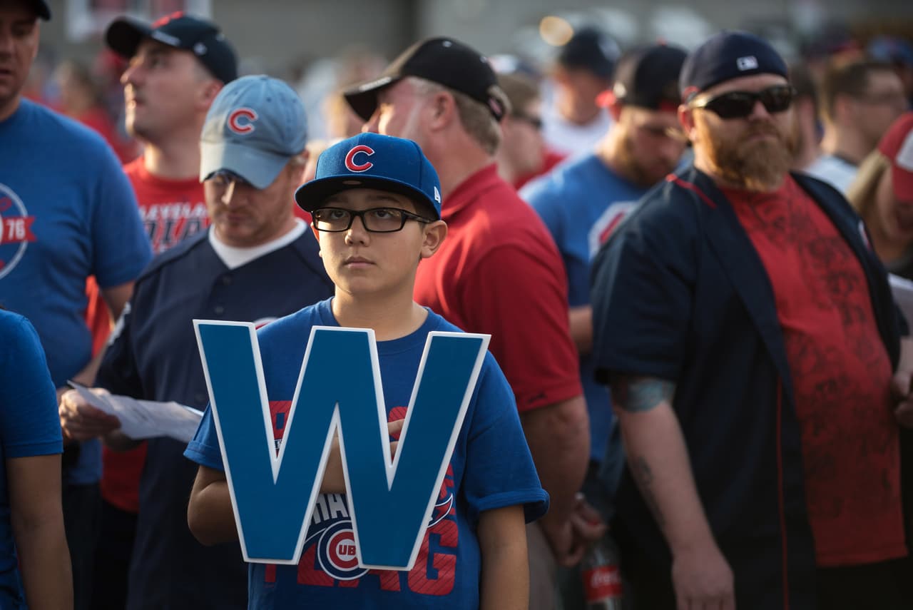 A pesar de jugar en el Progressive Field, el estadio de los Indios de Cleveland se pintó de azul, pues cientos de fans de los Cubs se lanzaron a Ohio para ver el partido y ser testigos de una noche histórica.
<br>