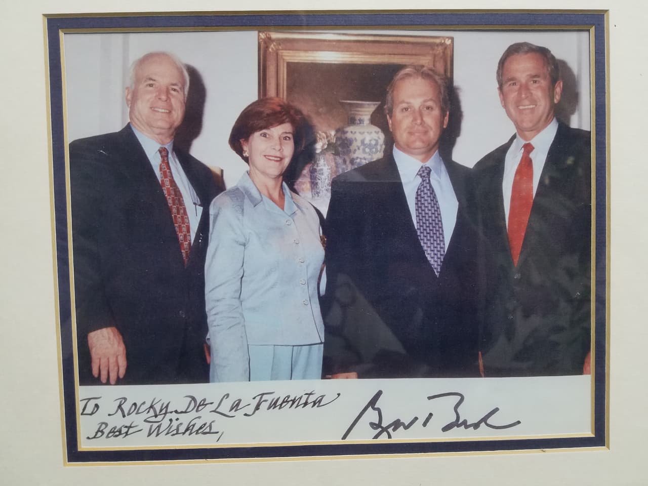 En la oficina de De la Fuente aún quedan rastros de la época en que cortejaba a otros políticos