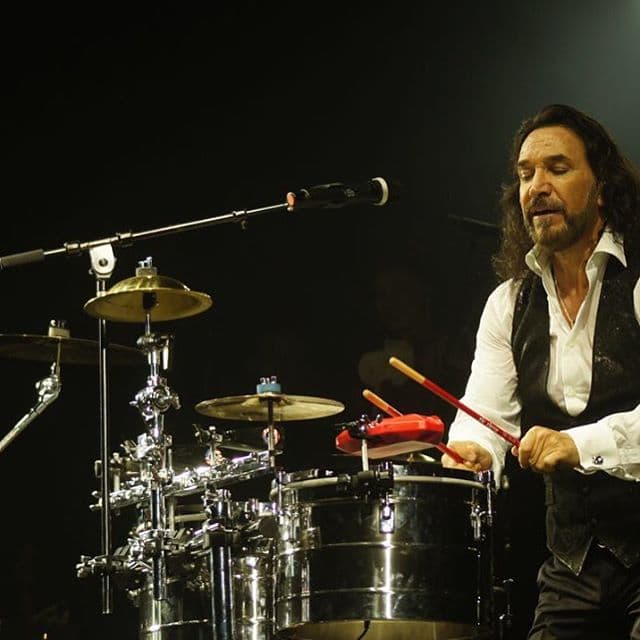 Entonces, la agrupación grabó el álbum "Casas de cartón", que incluía dos temas inéditos compuestos por "El Buki".