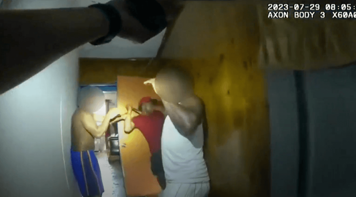 Revelan video de cámara policial en hecho de violencia doméstica en el que murió un hombre