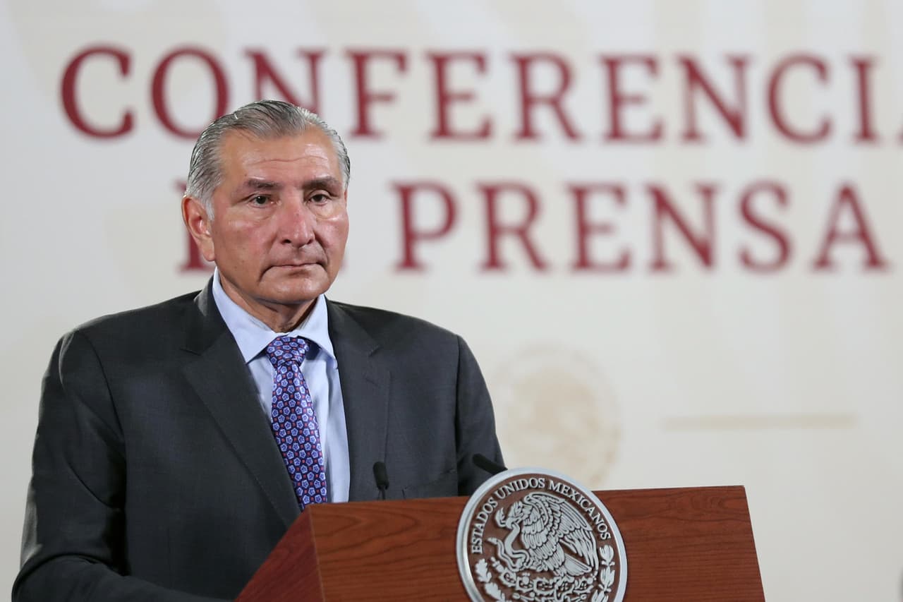 El secretario de Gobernación de México, Adán Augusto López, habla durante una conferencia de prensa matutina del 24 de abril de 2023, en el Palacio Nacional en Ciudad de México.